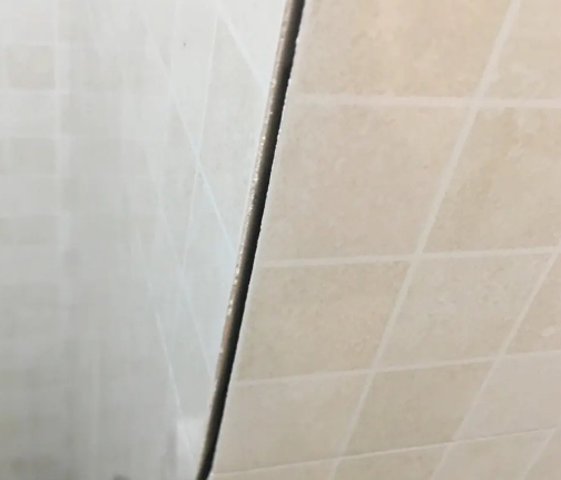 岚山瓷砖空鼓维修公司分享阳台瓷砖脱落的修复过程可以分为以下几个步骤