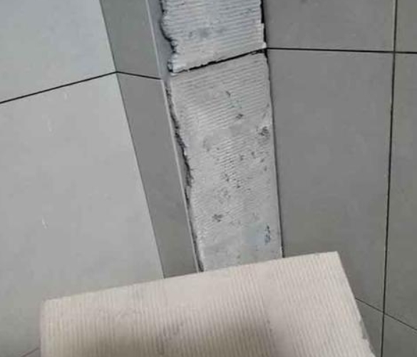 岚山瓷砖空鼓维修公司分享下厨房瓷砖脱落的补救措施。
